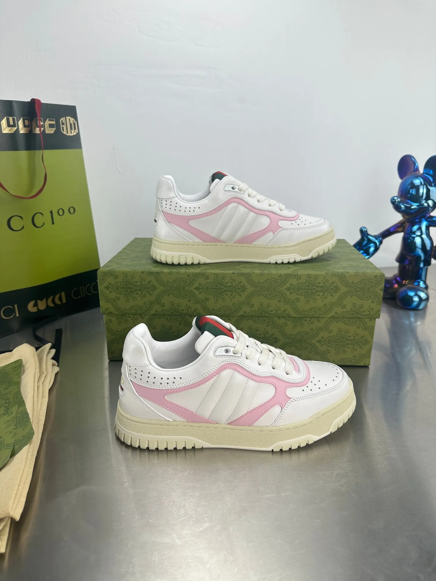 👟👟Ex-factory price 600👟👟 Gucci's latest hot-selling series of high and low-cut distressed couple's sneakers are shipped. The original version is purchased, developed and manufactured. This high-low top sneaker adopts a basketball-style silhouette design, cleverly integrated with hollow panels and distressed effects, showing its unique ingenuity. The ingenuity incorporates brand logo details such as interlocking Double G styling accessories and Gucci lettering, a low-key tribute to the brand's design heritage. Exquisite packaging at the delivery counter 🛍📦 ▪️ Fabric: Original customized imported first-layer cowhide ▪️ Inner lining: Imported first-layer cowhide ▪️ Sole: Original molded TPU sole ▪️ Sole thickness: 3cm ▪️ Size: 35-46 (Male 38 46 customized)